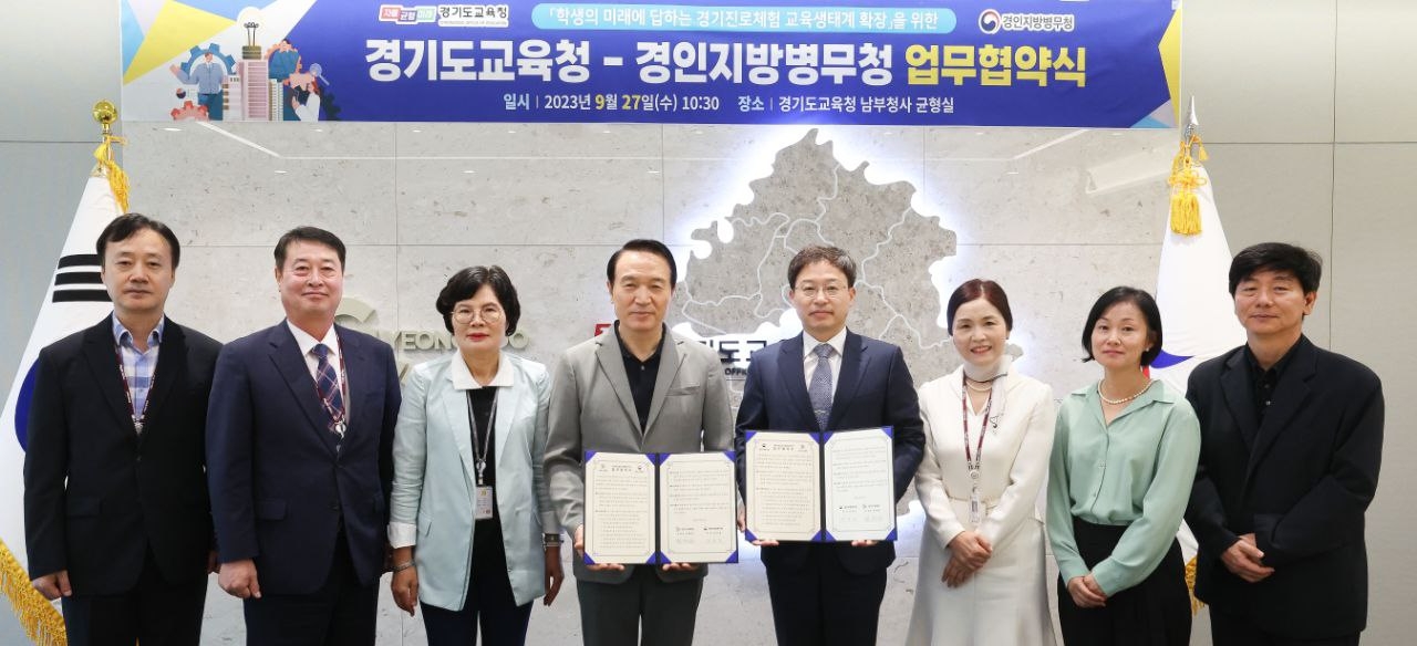 업무협약 체결 후 기념촬영을 하고있다.