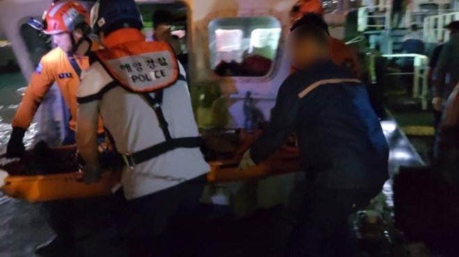 28일 부산해경이 4부두 외국인 선원 응급환자를 이송하고 있다.(사진제공=부산해양경찰서)