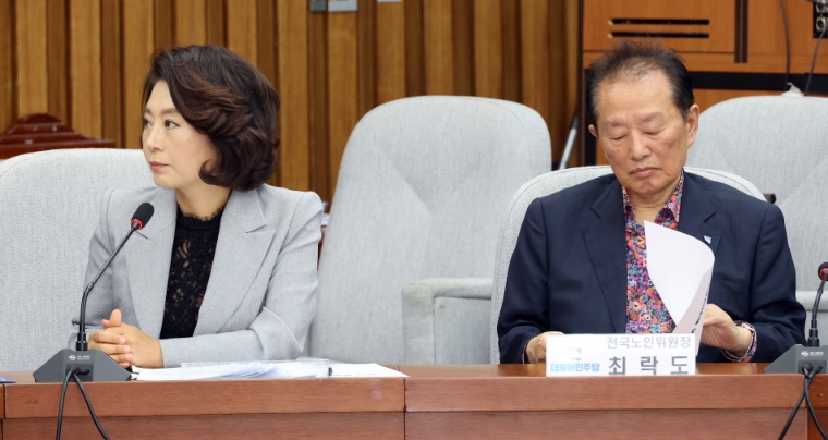 지난 8월 9일 국회에서 열린 더불어민주당 확대간부회의에서 양이원영 의원이 원전오염수 해양투기 저지 UN인권이사회 진정서 서명식 사회를 보고 있다. (사진=연합뉴스)