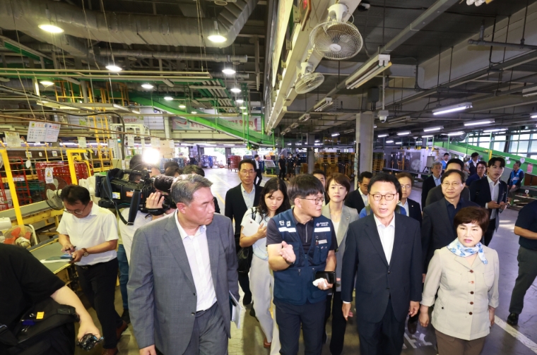 더불어민주당 전혜숙 의원(오른쪽) 등이 지난 8월 1일 서울 광진구 동서울우편물류센터를 찾아 폭염 속에 우체국 택배 등 분류 배송 작업 현장을 점검하고 있다. (사진=연합뉴스)