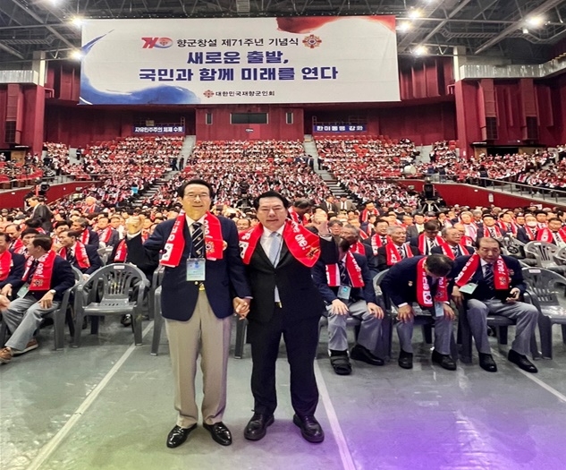 10월 4일 서울 송파구 올림픽홀에서 열린 대한민국 재향군인회 창설 71주년 기념식에서 대한민국재향군인회 신상태 회장(사진왼쪽)과 아이넷방송그룹 박준희 회장(사진우측)이손을 맞잡고 기념촬영을 하고 있다.(사진제공=아이넷방송)