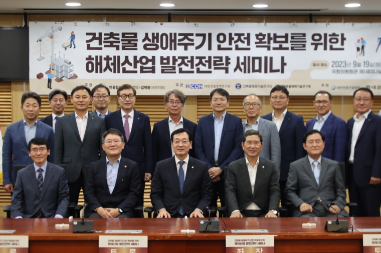 국회 국토교통위원회 소속 더불어민주당 민홍철(앞쪽 가운데) 국회의원(사진=민홍철 의원실)