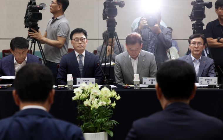 지난 9월 11일 전남도청 왕인실에서 열린 2023 더불어민주당-전라남도 예산정책협의회에서 송갑석 의원(오른쪽부터 두 번째) 등이 참석하고 있다. (사진=연합뉴스)