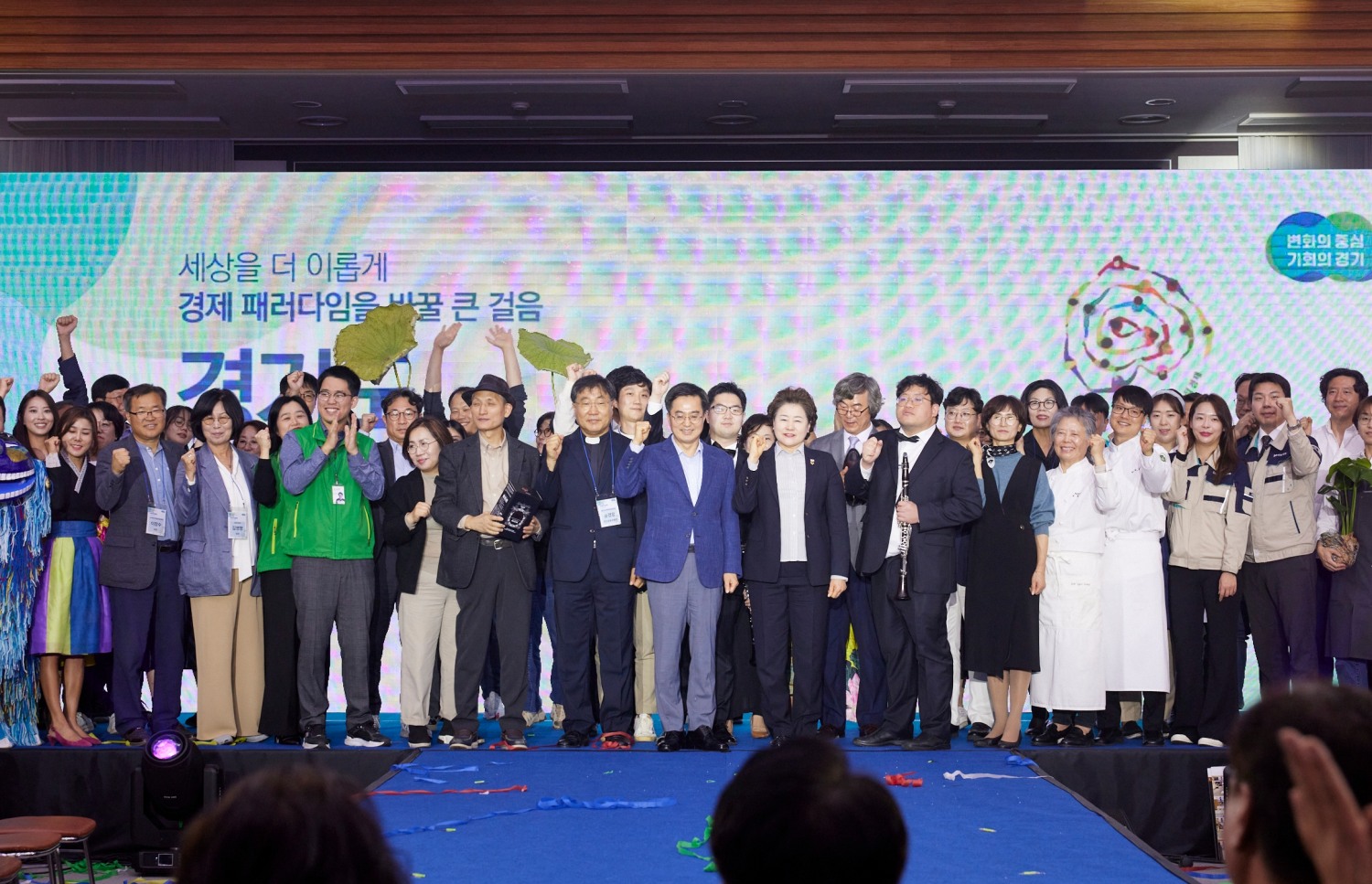 사회적경제 쇼케이스 참석인사들이 기념촬영을 하고있다.