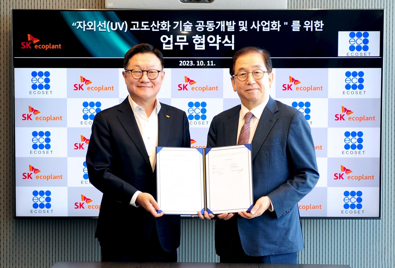 김병권 SK에코플랜트 에코랩센터 대표(왼쪽)과 김형태 ㈜에코셋 대표가 협약 체결 후 기념촬영을 하는 모습.(사진=SK에코플랜트)