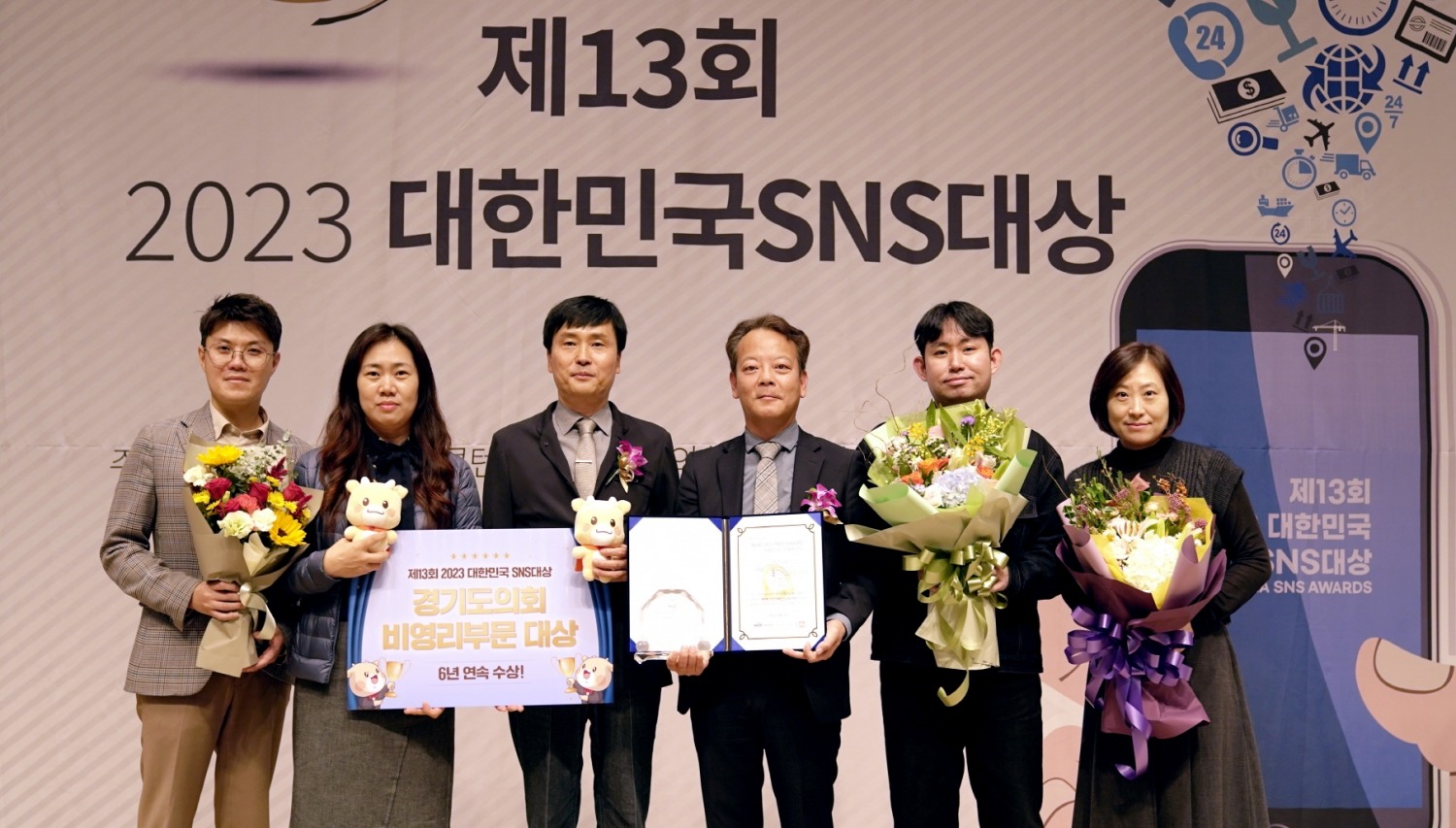 대상 수상 후 기념촬영을 하고있다.