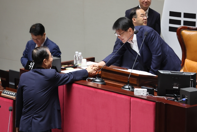지난 8월 30일 한덕수 국무총리가 국회에서 열린 예산결산특별위원회 전체회의에서 서삼석 위원장과 악수하고 있다. (사진=연합뉴스)