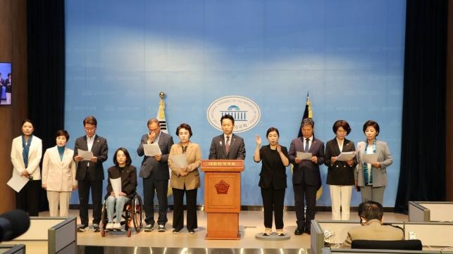 고영인 간사 등 더불어민주당 국회 보건복지위원 일동이 13일 국회 소통관에서 기자회견을 하고 있다. (사진=고영인 의원실)