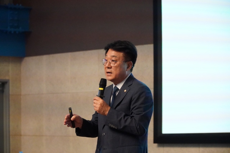 더불어민주당 허종식 의원이 지난 8월 16일 인천 미추홀구 문화창작지대 틈에서 열린 '인천 원도심 발전 전략 토론회'에서 발표하고 있다. (사진=의원실)