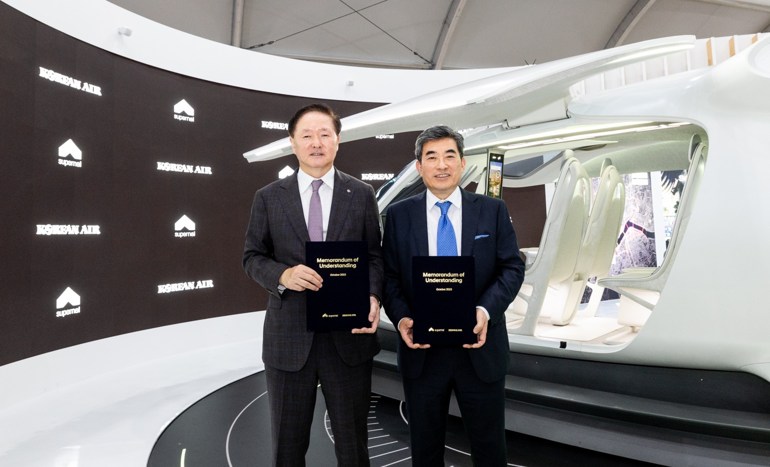 우기홍 대한항공 대표이사 사장(왼쪽)과 신재원 현대자동차 사장이 기념촬영을 하고 있는 모습.(사진=대한항공)
