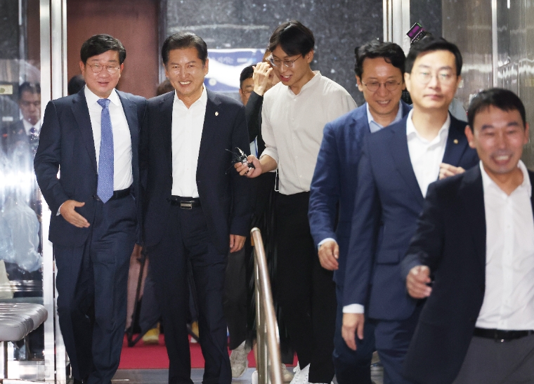 더불어민주당 전해철(왼쪽)의원 등이 지난 9월 21일 국회 본회의 직전 열린 의원총회에 입장하고 있다. (사진=연합뉴스)