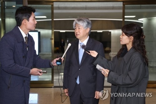 출근길에 이종석 헌재소장 후보자가 질의를 받고 있다.(사진=연합뉴스)