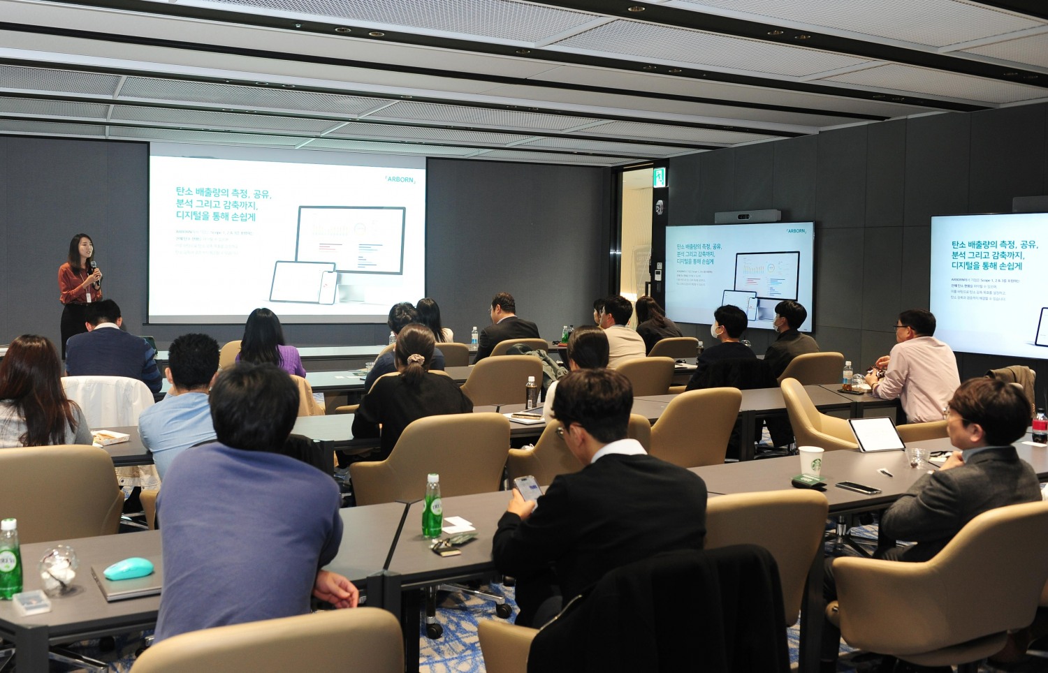 SK에코플랜트 관계자가 SK에코플랜트의 디지털 솔루션을 소개하는 모습.(사진=SK에코플랜트)