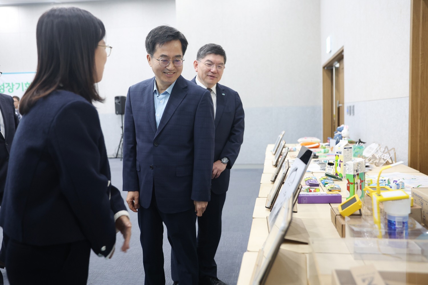 탄소중립 녹색성장위원회 전체회의에서 김동연 지사가 전시 부스를 둘러보고 있다.