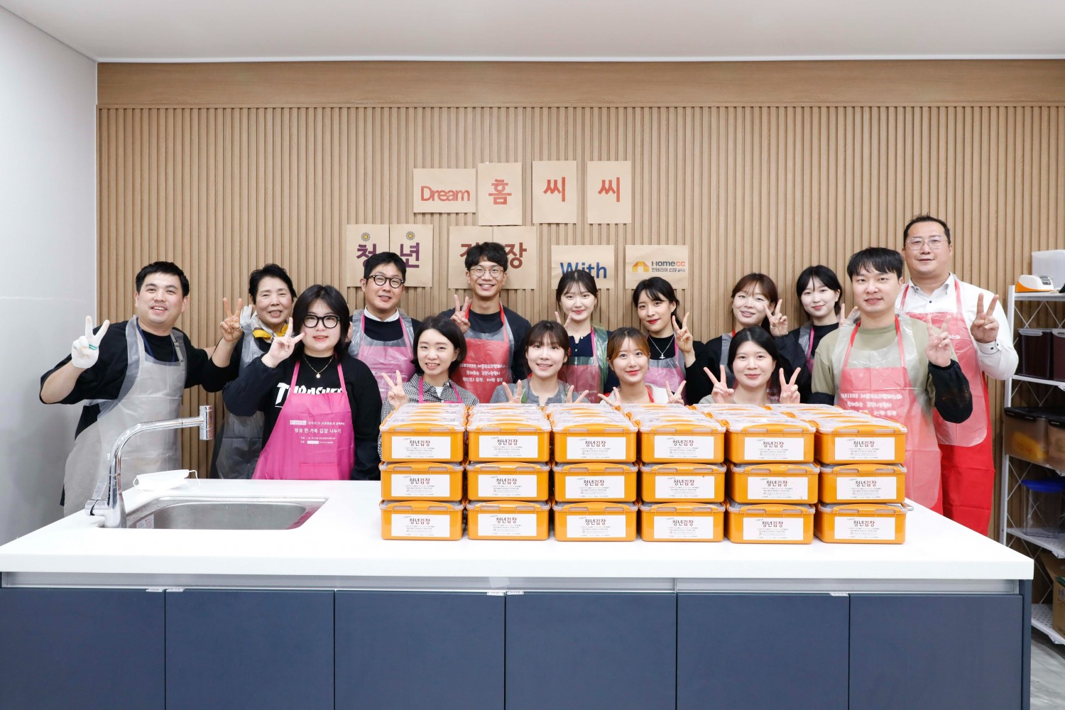 지난 19일 kcc글라스 임직원들이 서초구 반포종합사회복지관에서 자립준비청년들과 dream홈씨씨 청년김장 봉사활동을 진행했다.(사진=KCC글라스)