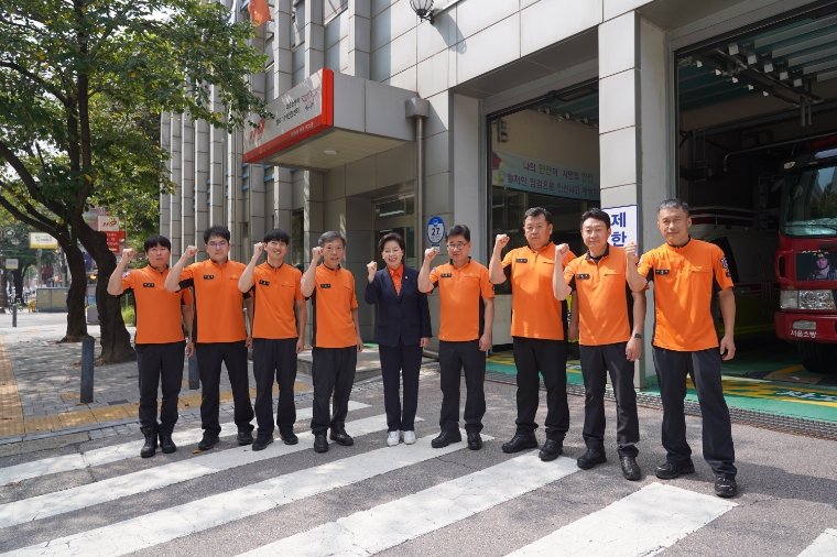 지난 9월 28일 한국의희망 양향자 대표(가운데)가 염리동 119 안전센터를 방문해 소방대원들과 포즈를 취하고 있다. (사진=양향자 의원실)