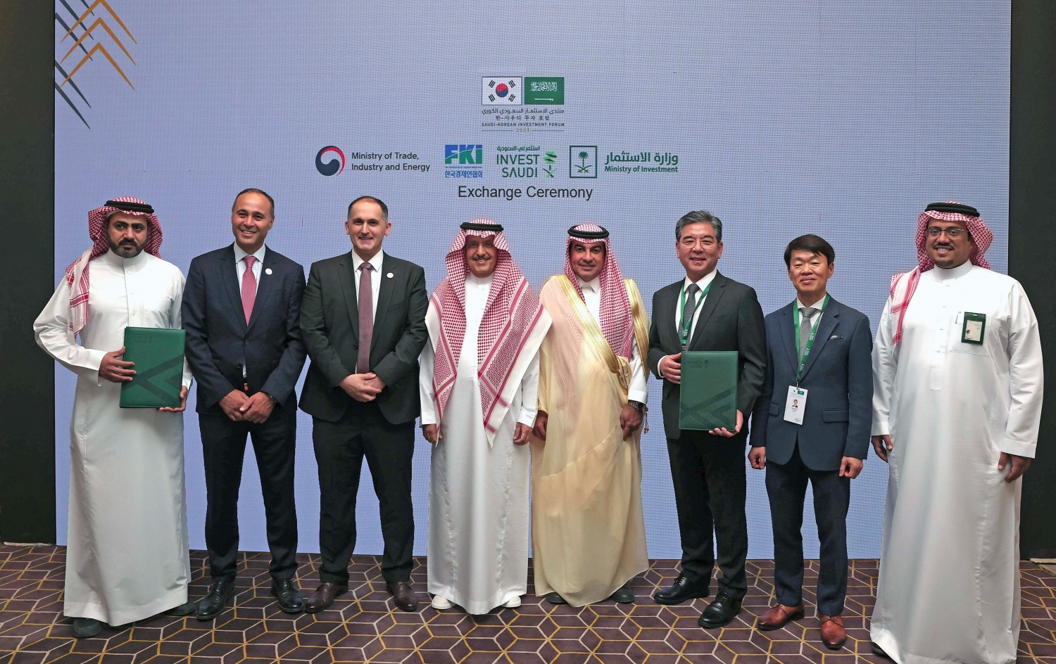 (왼쪽부터) 칼리드 알자라니(Khalid AlZahrani) 사우디교통공사 CEO, 애브베키르 코윤쿠(Ebubekir Koyuncu) 에어 프로덕츠 쿼드라 CEO, 아메드 하바보(Ahmed Hababou) 에어 프로덕츠 쿼드라 중동인도지역 담당 사장, 모하마드 아부나얀(Mohammad Abunayyan) 에어 프로덕츠 쿼드라 부회장, 바드르 알바드르(Badr AlBadr) 사우디 투자부 차관, 장재훈 현대자동차 사장, 나승식 한국자동차연구원 원장, 왈리드 알쉐흐리(Waleed AlShehri) 사우디 투자부 자동차과 과장.(사진=현대자동차)