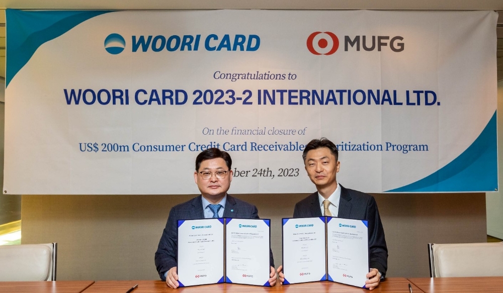 이달 24일 일본 도쿄에서 진행된 해외 자산유동화증권 발행 서명식 행사에서 이재일 우리카드 경영기획본부장(왼쪽)과 정태문 MUFG은행 아태지역 유동화 대표가 기념 사진을 촬영하고 있다. 사진=우리카드