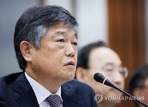 윤준 서울고법원장이 국감장에서 대답을 하고 있다.(사진=연합뉴스)