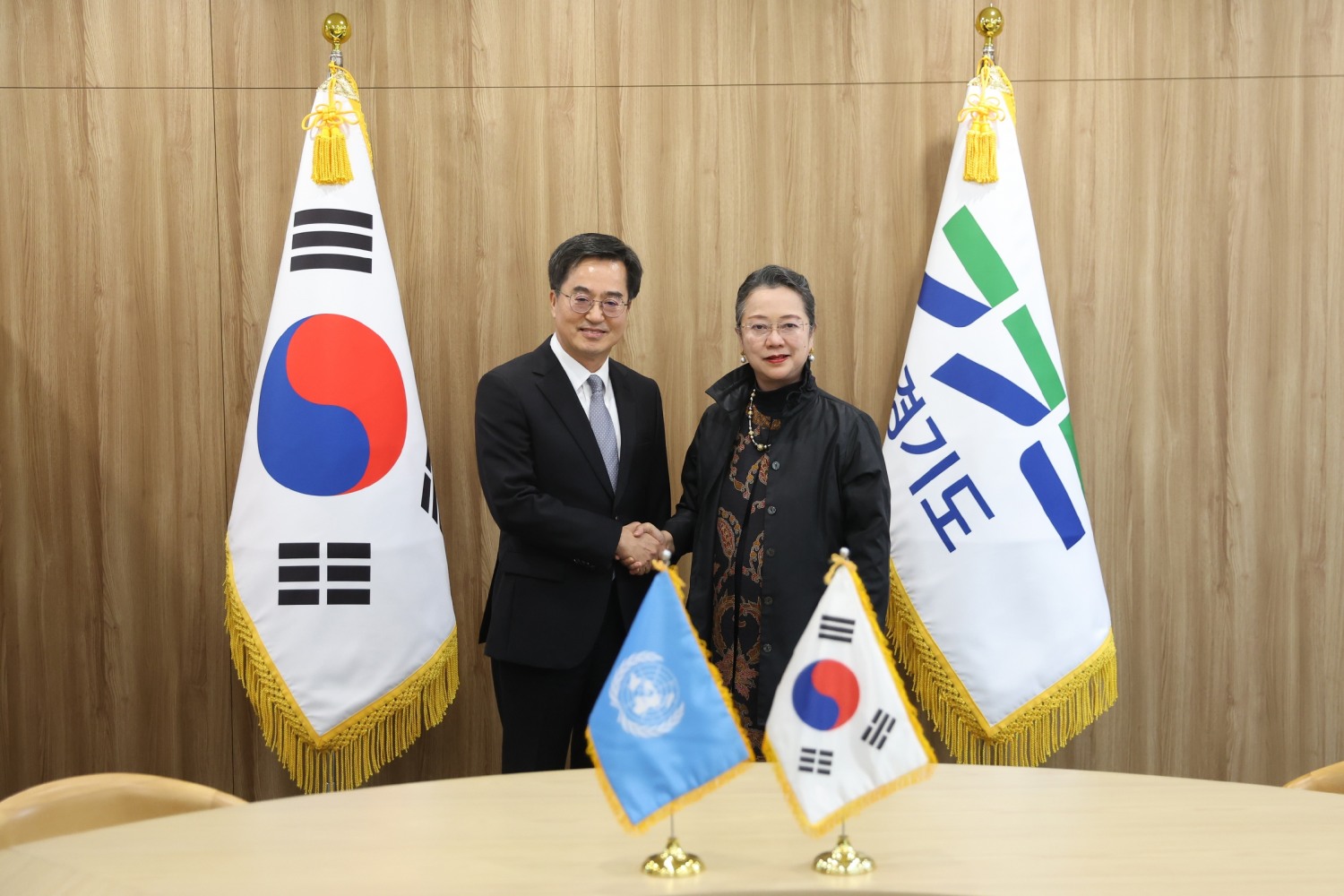 UNESCAP 사무총장과 기념촬영을 하고 있다.