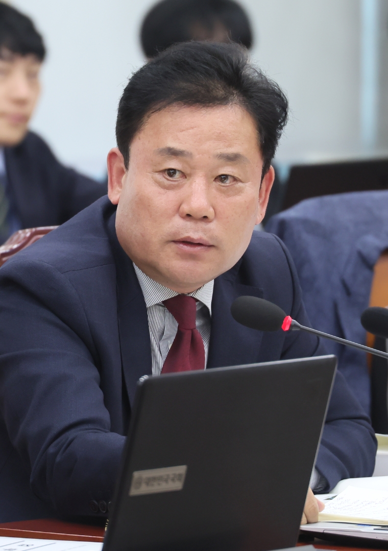 더불어민주당 송갑석 의원이 지난 16일 국회 국방위원회에서 열린 국정감사에서 질의하고 있다. (사진=연합뉴스)