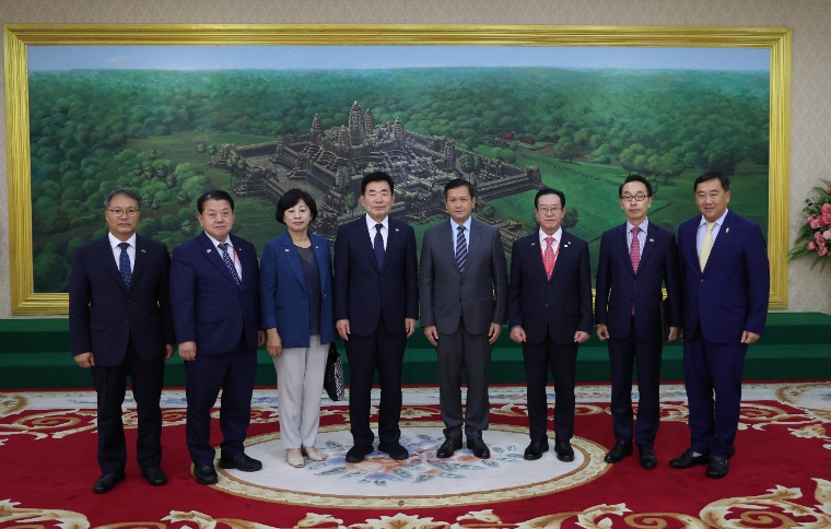 지난 9월 8일 김진표 국회의장(가운데)과 이종배 국민의힘 국회의원(왼쪽부터 세번째) 등이 캄보디아 평화궁에서 훈 마넷 총리와 기념촬영을 하고 있다. (사진=국회의장실)