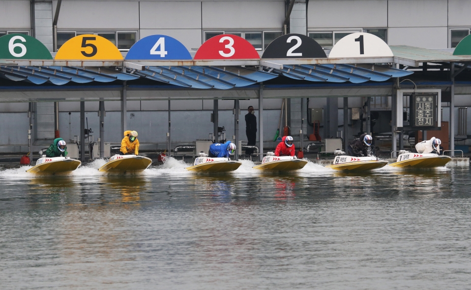 미사리경정장에서 출전 선수들이 온라인 스타트로 경주를 시작하고 있다. (사진=국민체육진흥공단)