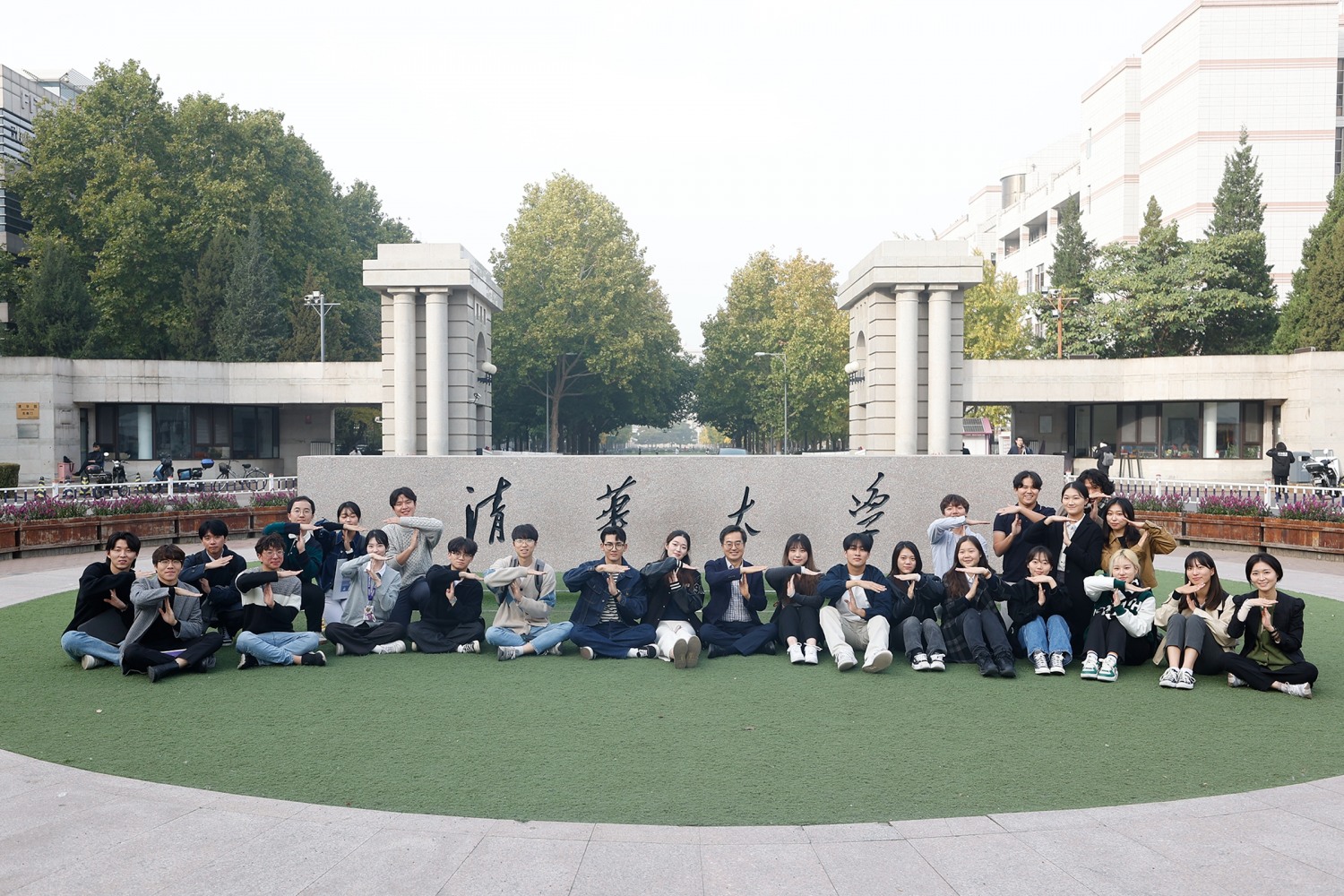 칭화대 한국 유학생회 간담회 후 기념촬영을 하고있다.