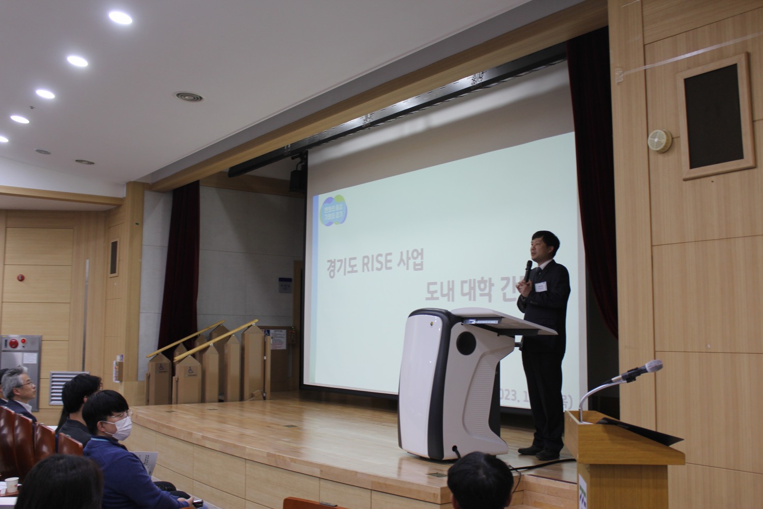라이즈 간담회를 진행하고 있다.