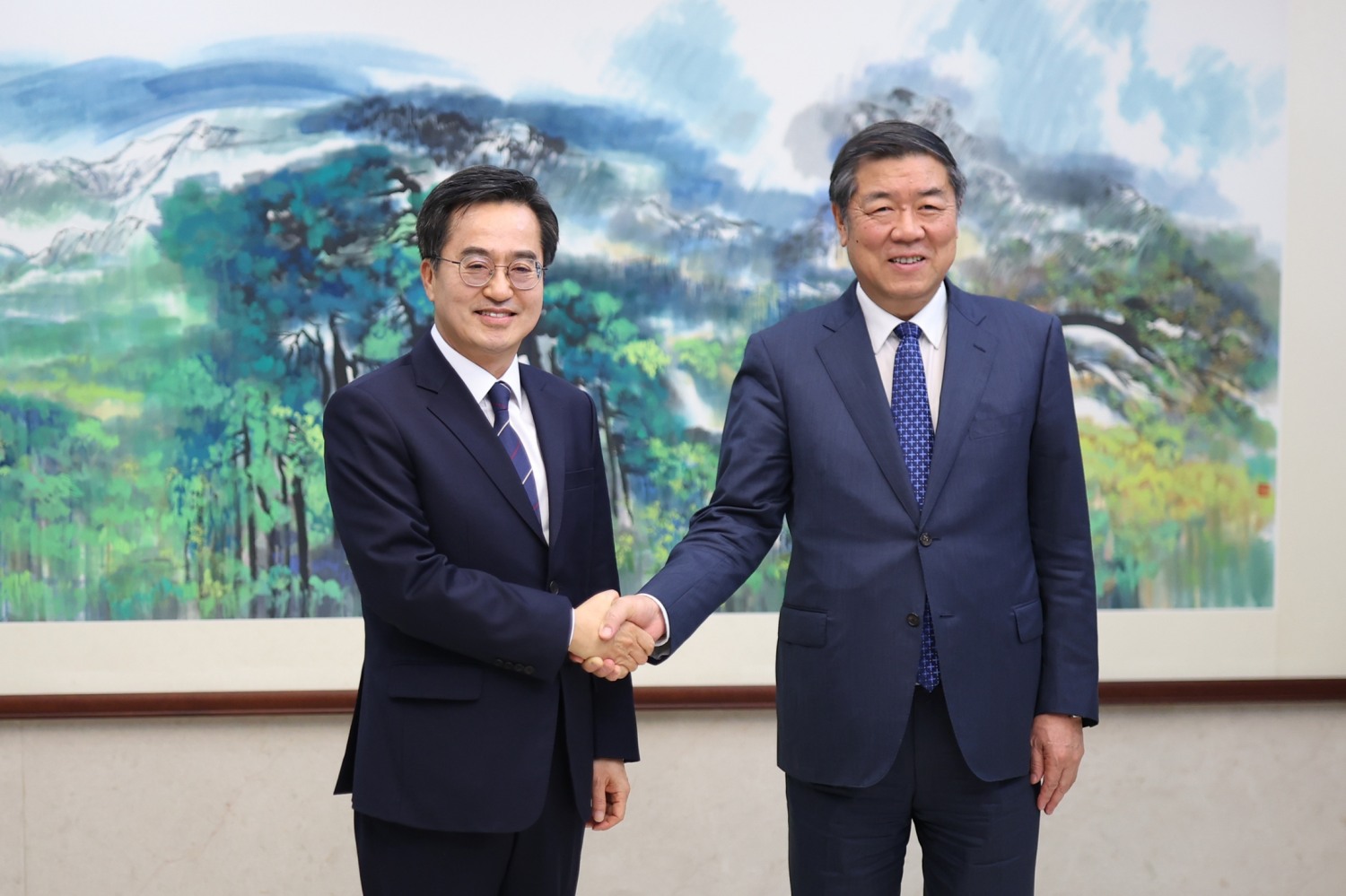 김동연지사가 허리펑(何立峰) 중국공산당 정치국위원 겸 중국 국무원 부총리를 만나서 악수하고있다,