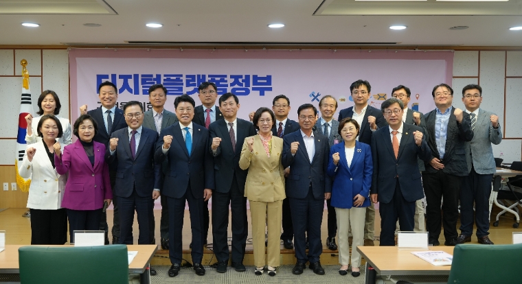 지난 9월 7일 국회 의원회관에서 열린 ‘디지털플랫폼정부 구현을 위한 토론회’에서 홍석준 의원(왼쪽 세번째) 등이 기념 촬영하고 있다. (사진=의원실)