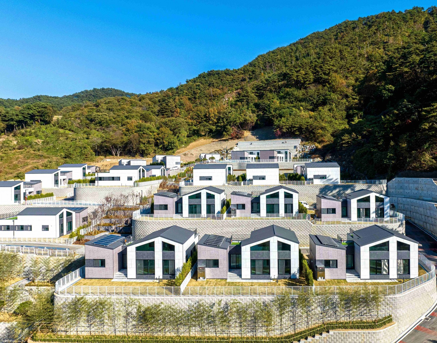 DL이앤씨가 전남 구례군 산동면에 준공한 국내 최초의 ‘타운형 모듈러 단독주택 단지’ 모습.(사진=DL이앤씨)