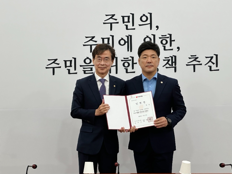 국민의힘 이용(오른쪽) 국회의원 (사진=의원실)