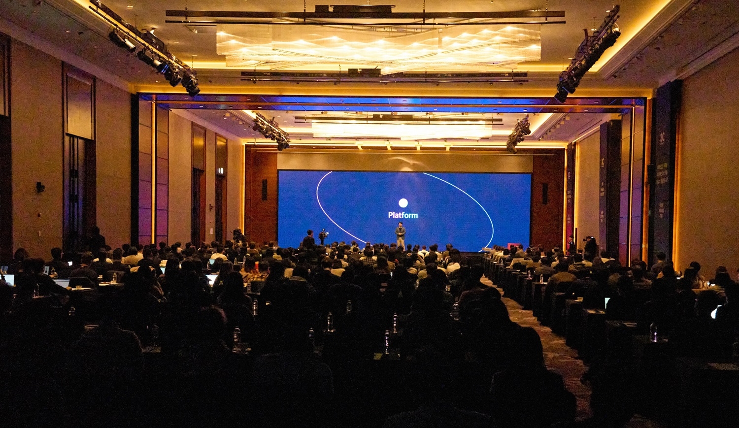 커넥트웨이브 이건수 총괄대표가 8일 여의도 콘래드호텔에서 열린 '3C 생성형 Ai 컨퍼런스'에서 기조연설을 하고 있다. 사진=커넥트웨이브