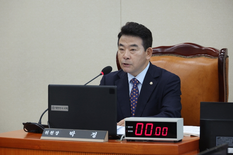 지난 8월 17일 국회에서 열린 환경노동위원회 전체회의에서 박정 위원장이 발언하고 있다. (사진=연합뉴스)