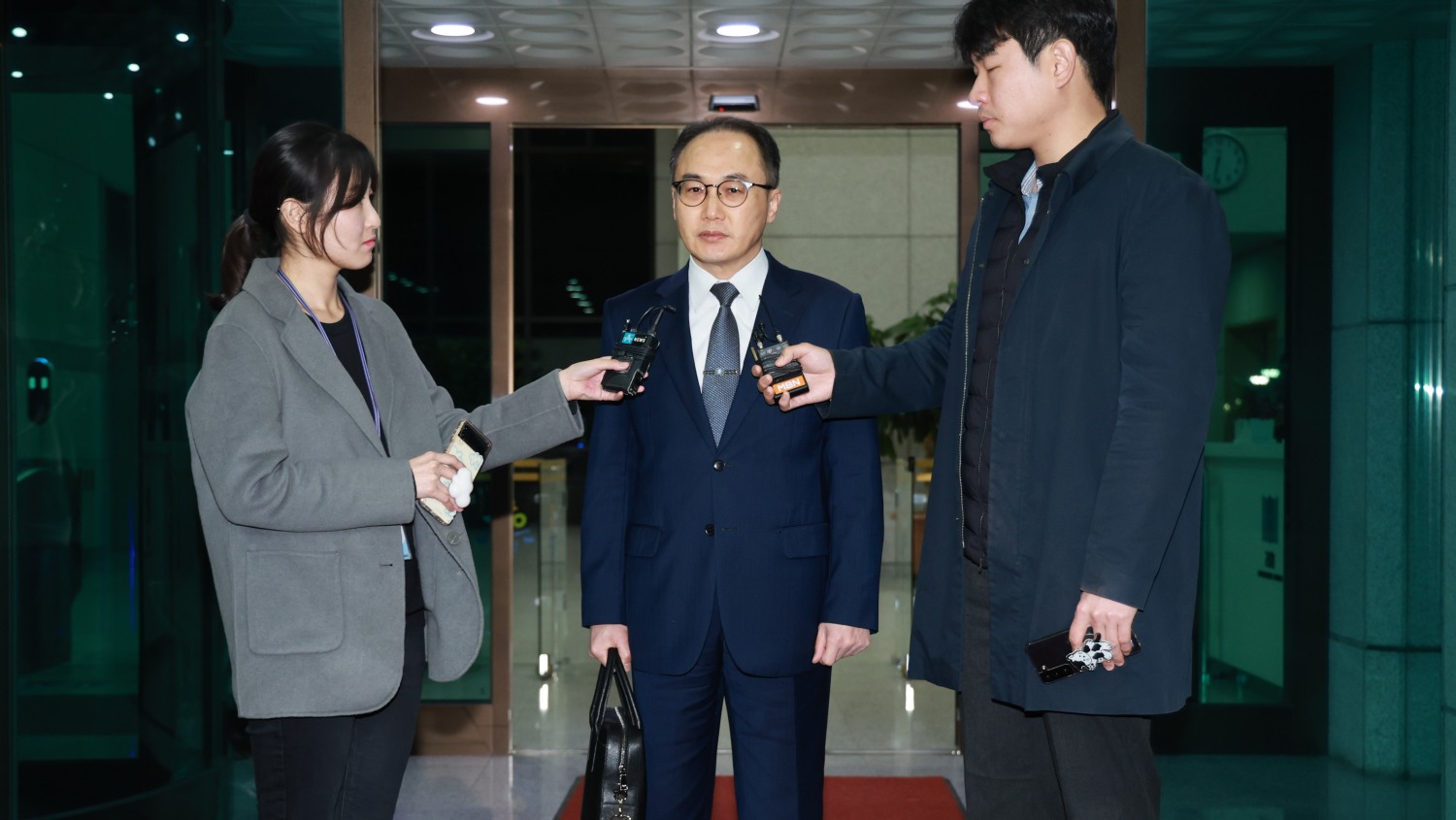 이원석 검찰총장이 지난 9일 오후 서울 서초구 대검찰청에서 퇴근하며 더불어민주당이 손준성 대구고검 차장검사, 이정섭 수원지검 2차장검사 등 검사 2명에 대한 탄핵소추안 발의 입장을 밝히고 있다.(사진=연합뉴스)