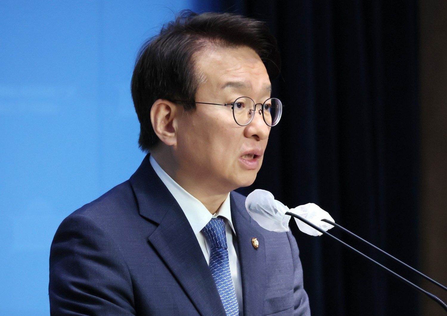 더불어민주당 권칠승 수석대변인이 5일 오전 국회 소통관에서 브리핑하고 있다.(사진=연합뉴스)