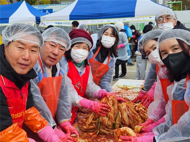 박준희 회장(왼쪽 사진 두번째)이 11월 11일 양천구 목동 공영주차장에서 로타리클럽 회원들과 함께 김장담그기 봉사에 임하고 있다.(사진제공=아이넷방송)