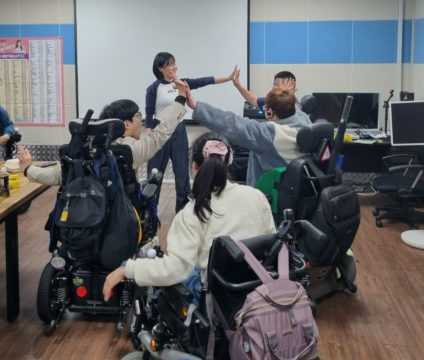 방음시설이 설치된 실내 공간에서 장애인 학생들이 교육활동을 하고 있다.(사진=우미희망재단)