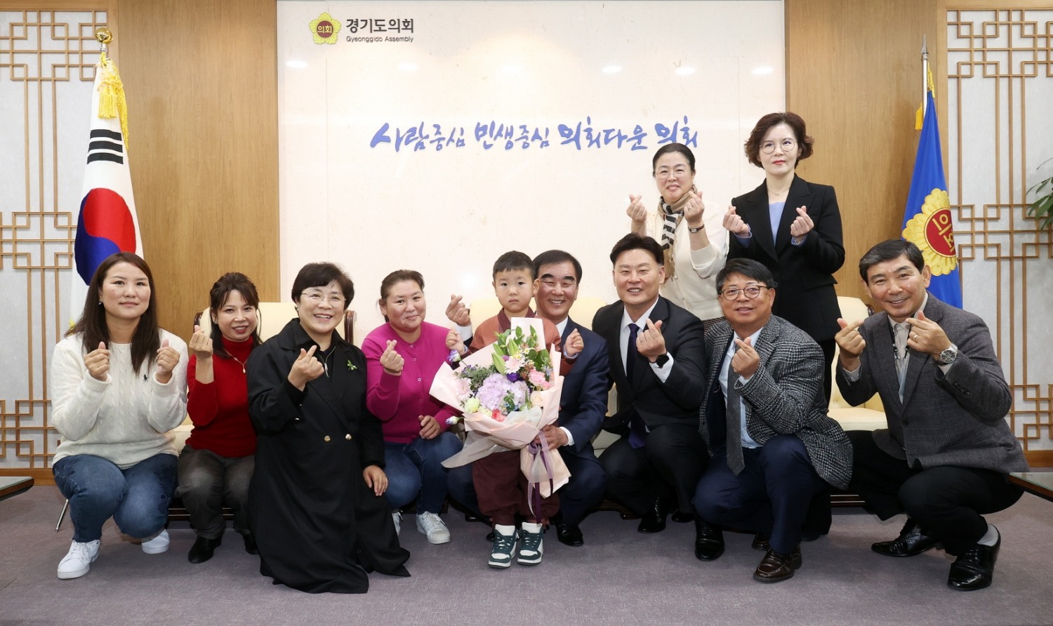 진료한 환우를 초청하여 기념촬영을 하고있다.