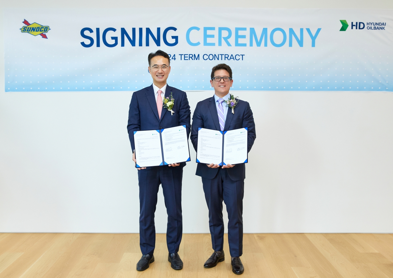 장기 계약서명식에 참석한 이승수 HD현대오일뱅크 글로벌사업본부장(왼쪽)과 Austin Harkness SUNOCO LP 최고상업책임자.(사진=HD현대오일뱅크)