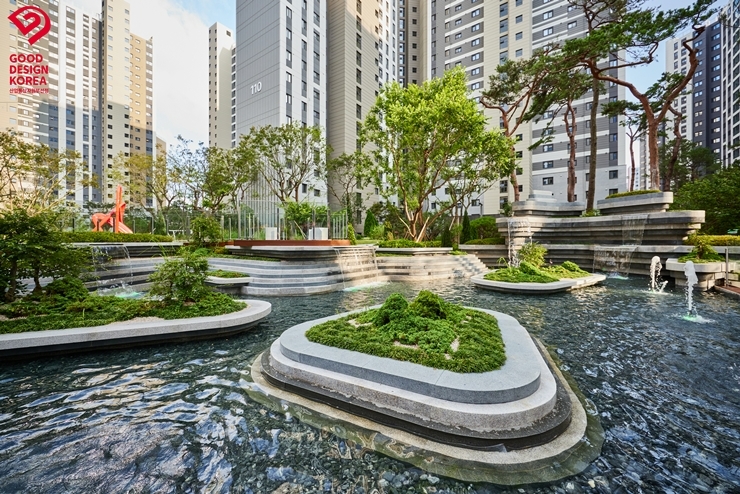 HDC현대산업개발이 선보인 수원센트럴아이파크자이의 '아이파크 워터 오브제‘ 가 굿디자인 어워드에서 동상을 수상했다.(사진=HDC현대산업개발)