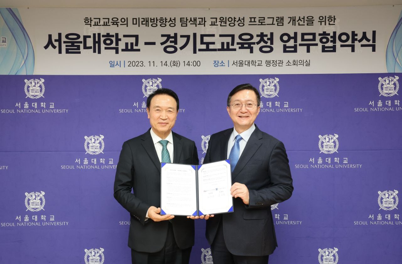 업무협약 체결 후 기념촬영을 하고있다.