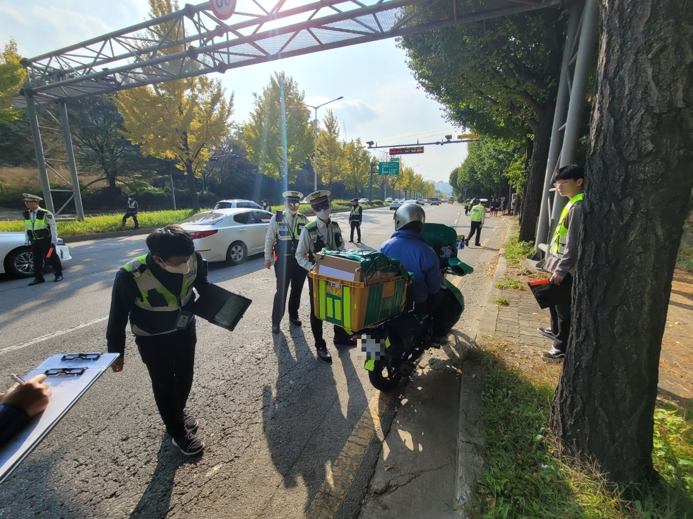 10월 25일(수) 단속원이 서울 삼성병원 양재대로에서 경찰ㆍ지자체 담당자들과 함께 이륜차의 안전기준 위반 여부를 확인하고 있다.(사진=한국교통안전공단)