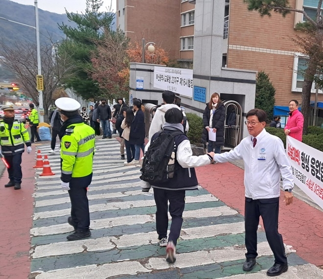 정종복 기장군수가 관내 수험생과 손을 맞대며 격려하고 있다.(사진제공=부산 기장군)
