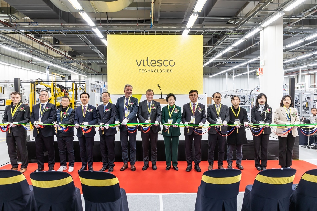 비테스코 준공식 참석인사들이 기념촬영을 하고있다.