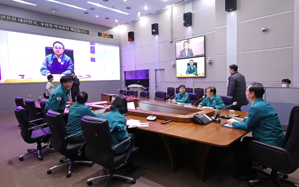 한덕수 국무총리가 18일 오전 정부서울청사에서 전날 국가정보시스템 서비스 장애로 공공기관의 대국민 민원 서비스가 중단된 사태와 관련해 시도·새올행정시스템 장애 관련 회의를 주재하고 있다. 사진=연합뉴스