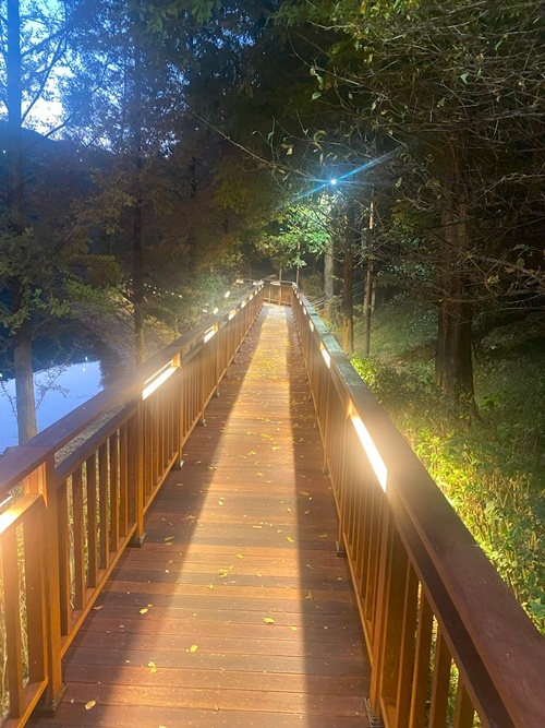 재개장한 용소웰빙공원 데크와 조명.(제공=부산 기장군)