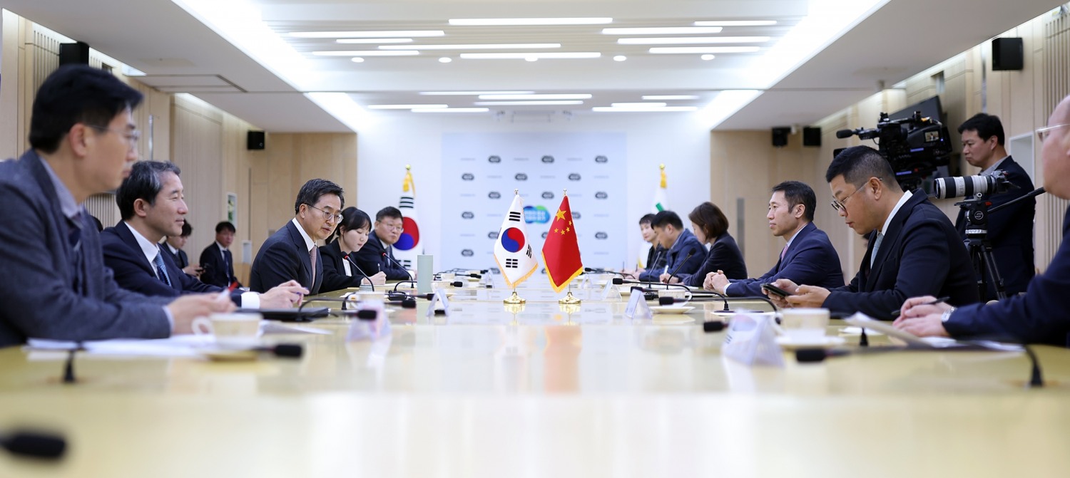 김동연 지사가 중국 랴오닝성 무역교류단과 면담을 하고 있다.