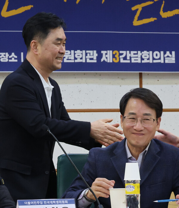 지난19일국회에서열린'원칙과상식'의간담회'민심소통,청년에게듣는다'에김종민(왼쪽),이원욱의원이참석하고있다.(사진=연합뉴스)